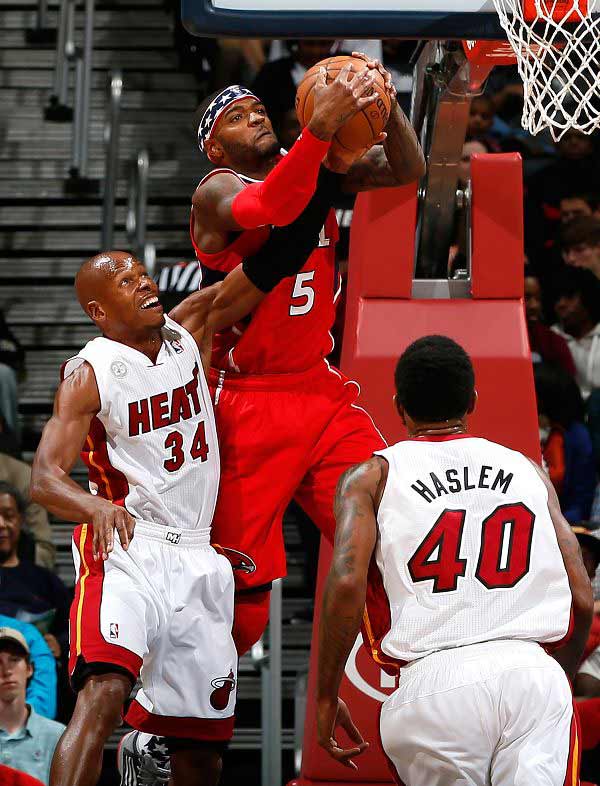 姚明给库兹 姚明给库兹