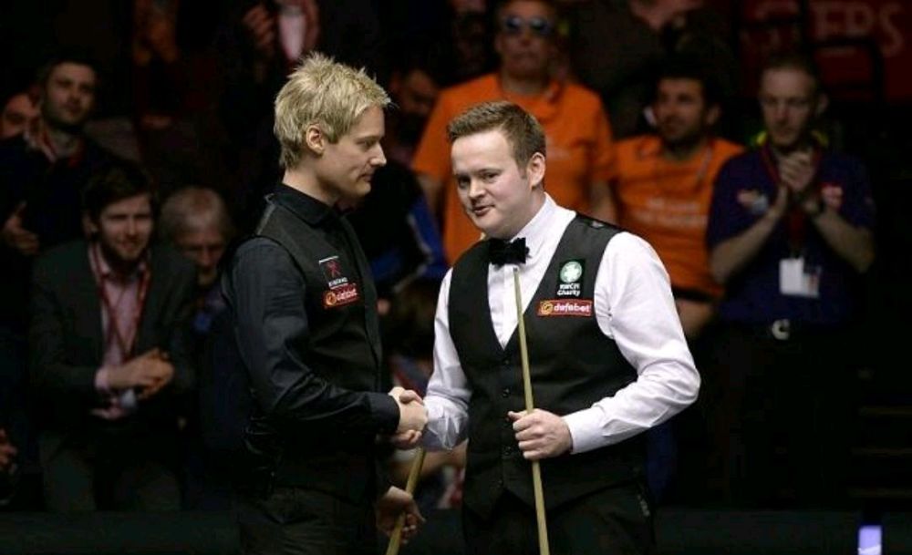 峻的背景下 峻的背景下